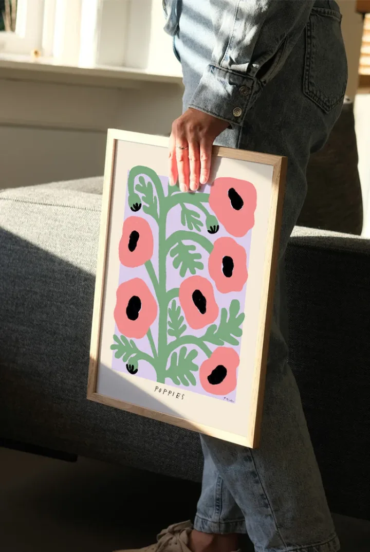 Bir müşterimiz çerçevelediği baskıyı taşıyor