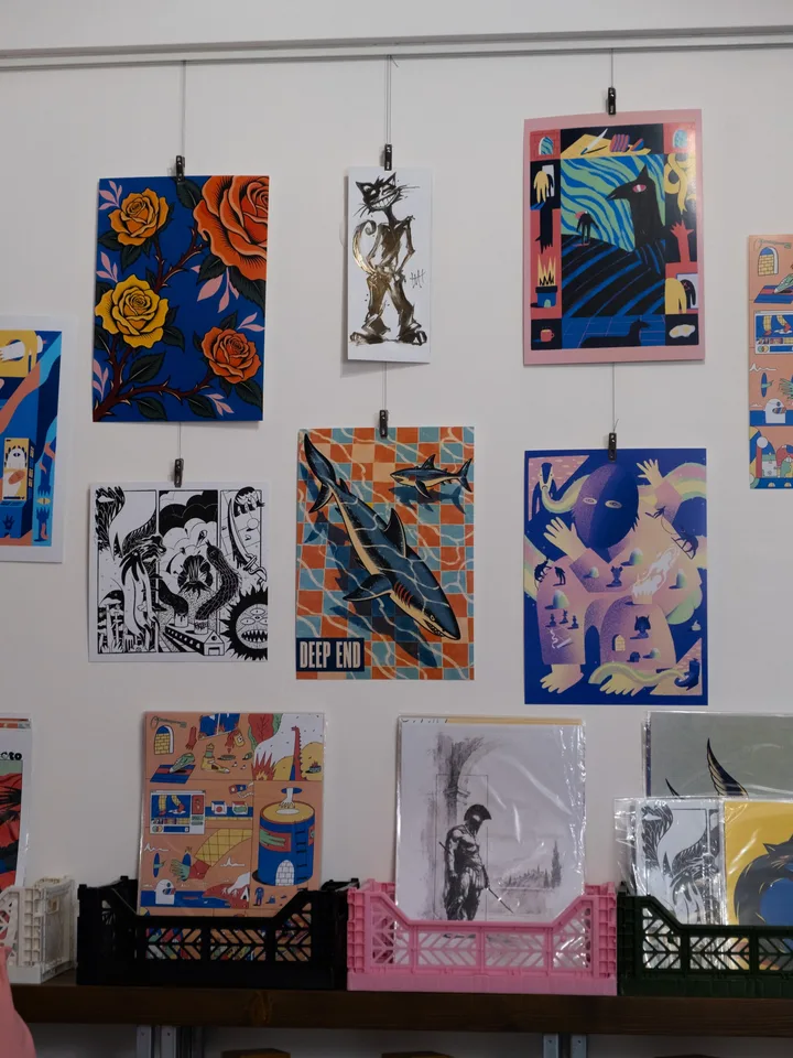 Moto'nun duvarı: yerel sanatçılardan baskılar, altında kasalar